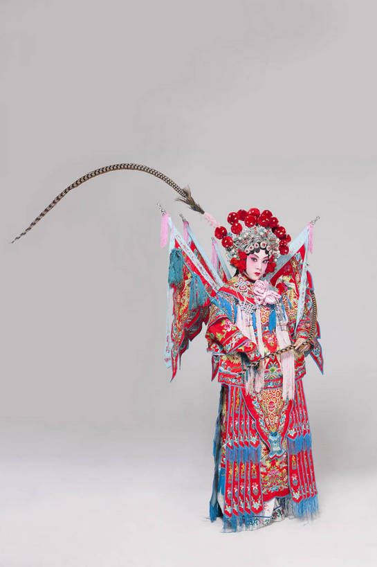 一个人,演员,竖图,彩色,白色背景,侧面,化妆,北京,中国,亚洲,仅一个人,表演,艺术,装饰,造型,鲜艳,头饰,图片,注视,文化,脸谱,观察,看,站着,表情,展示,美女,姿势,摄影,服饰,观看,武将,功夫,华丽,修饰,动作,点缀,察看,关注,中国文化,戏剧,民族服饰,演出服,京剧,东亚,戏曲,国粹,衬托,美观,雅致,雅观,旌旗,年轻女性,女人,中国人,年轻人,全身,影棚拍摄,化装,战袍,中国戏曲,翎子,传统文化,舞台妆,刀马旦,雉尾,bj174