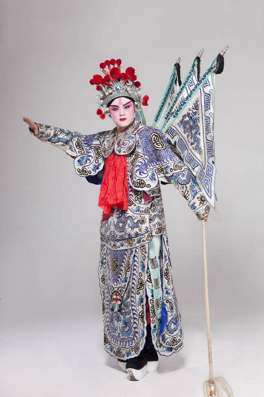 一个人,演员,微笑,竖图,彩色,白色背景,正面,化妆,羽毛,北京,中国,亚洲,仅一个人,表演,轻盈,柔软,艺术,造型,鲜艳,头饰,图片,注视,文化,脸谱,观察,看,站着,表情,展示,姿势,摄影,服饰,观看,武将,功夫,动作,察看,关注,中国文化,戏剧,民族服饰,演出服,京剧,东亚,国粹,轻柔,旌旗,男人,年轻男性,中国人,年轻人,全身,影棚拍摄,化装,中国戏曲,雉毛翎,雉鸡翎,野鸡翎,翎子,武生,传统文化,舞台妆,bj174