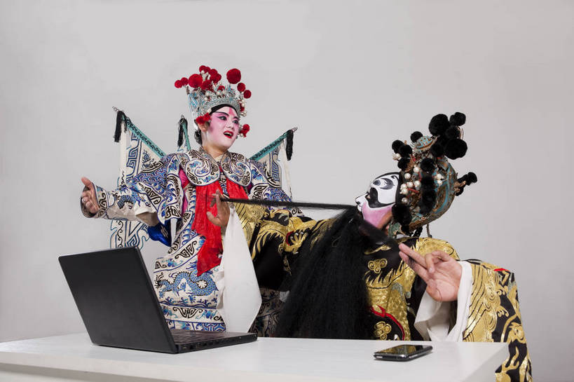 中年人,两个人,演员,微笑,横图,彩色,白色背景,侧面,化妆,讨论,笔记本电脑,羽毛,北京,中国,亚洲,表演,轻盈,柔软,艺术,造型,鲜艳,头饰,图片,注视,文化,脸谱,观察,看,站着,表情,姿势,摄影,服饰,观看,武将,动作,察看,关注,中国文化,戏剧,民族服饰,演出服,京剧,东亚,戏曲,国粹,轻柔,旌旗,官员,上网,男人,男性,年轻男性,中年男性,中国人,年轻人,坐着,半身,影棚拍摄,化装,中国戏曲,雉毛翎,雉鸡翎,野鸡翎,翎子,武生,传统文化,丞相,舞台妆,角色,花脸,净,bj174