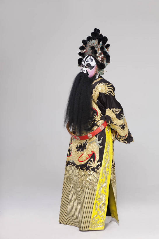 中年人,一个人,演员,竖图,彩色,白色背景,侧面,化妆,北京,中国,亚洲,仅一个人,表演,艺术,造型,鲜艳,头饰,图片,注视,文化,脸谱,观察,看,站着,表情,展示,姿势,摄影,服饰,观看,功夫,动作,察看,关注,中国文化,戏剧,民族服饰,演出服,京剧,东亚,戏曲,国粹,官员,男人,中年男性,中国人,全身,影棚拍摄,化装,中国戏曲,传统文化,丞相,舞台妆,角色,花脸,净,bj174