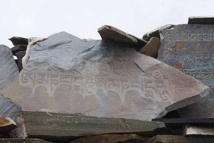 无人,横图,彩色,室外,白天,旅游,度假,湖,美景,名胜古迹,标志建筑,地标,建筑,中国,亚洲,遗迹,标志,符号,图片,景观,岸,辉煌,古迹,历史,文物,娱乐,建设,古建筑,石刻,蓝色,天空,享受,休闲,器皿,旅游胜地,安静,放松,人文,摄影,研磨,臼杵,文明,中国文化,古文明,东亚,青海,研杵,研钵,臼,古代文明,旅行,传统文化,玛多,bj174