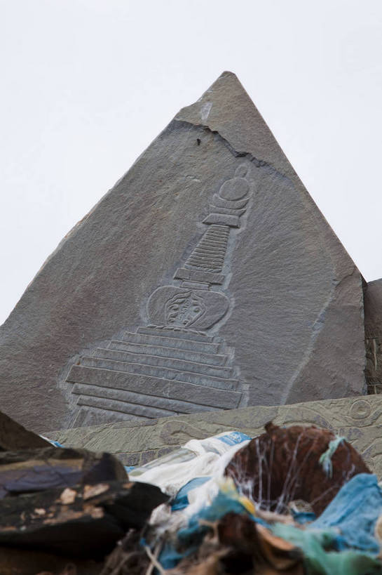 无人,竖图,彩色,室外,白天,旅游,度假,湖,美景,名胜古迹,标志建筑,地标,建筑,中国,亚洲,遗迹,标志,符号,图片,景观,岸,辉煌,古迹,历史,文物,娱乐,建设,古建筑,石刻,蓝色,天空,享受,休闲,器皿,旅游胜地,安静,放松,人文,摄影,研磨,臼杵,文明,中国文化,古文明,东亚,青海,研杵,研钵,臼,古代文明,旅行,传统文化,玛多,bj174