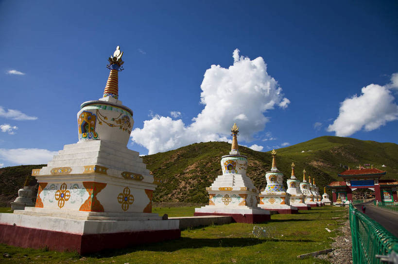 无人,学校,横图,彩色,室外,白天,旅游,度假,草地,美景,名胜古迹,山,山脉,雪,雪山,大雪,标志建筑,道路,地标,建筑,路,公路,中国,亚洲,节日,遗迹,图片,冰,积雪,景观,山峰,雪景,冬季,冬天,建筑群,小路,塔,交通,山峦,古典,辉煌,古迹,历史,文化,文物,娱乐,建设,古建筑,白云,蓝天,天空,祈祷,享受,休闲,健康,旅游胜地,安静,放松,寒冷,人文,许愿,摄影,宗教,佛教,信仰,四川省,乡间小路,纪念,祈求,冰冷,文明,中国文化,图腾,古文明,东亚,四川,色达五明佛学院,甘孜藏族自治州,中华人民共和国,西南地区,严寒,川,甘孜,甘孜州,冰凉,酷寒,凛冽,凛凛,极冷,民族建筑,释教,古代文明,平安,旅行,学院,色达县,色达喇荣五明佛学院,色达,传统文化,喇荣寺五明佛学院,色达佛学院,五明佛学院,bj174