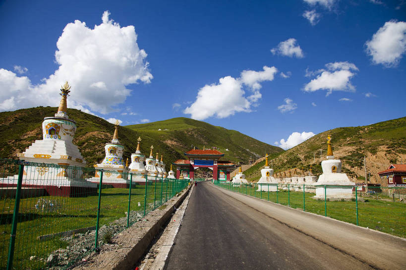 无人,学校,横图,彩色,室外,白天,旅游,度假,草地,美景,名胜古迹,山,山脉,雪,雪山,大雪,标志建筑,道路,地标,建筑,路,公路,中国,亚洲,节日,遗迹,图片,冰,积雪,景观,山峰,雪景,冬季,冬天,建筑群,小路,塔,交通,山峦,古典,辉煌,古迹,历史,文化,文物,娱乐,建设,古建筑,白云,蓝天,天空,祈祷,享受,休闲,健康,旅游胜地,安静,放松,寒冷,人文,许愿,摄影,宗教,佛教,信仰,四川省,乡间小路,纪念,祈求,冰冷,文明,中国文化,图腾,古文明,东亚,四川,色达五明佛学院,甘孜藏族自治州,中华人民共和国,西南地区,严寒,川,甘孜,甘孜州,冰凉,酷寒,凛冽,凛凛,极冷,民族建筑,释教,古代文明,平安,旅行,学院,色达县,色达喇荣五明佛学院,色达,传统文化,喇荣寺五明佛学院,色达佛学院,五明佛学院,bj174