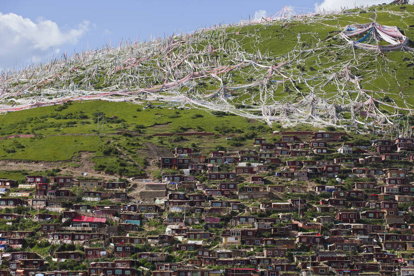 无人,学校,横图,彩色,室外,白天,旅游,度假,美景,名胜古迹,山,山脉,田园,雪,雪山,大雪,标志建筑,地标,建筑,中国,亚洲,节日,遗迹,图片,冰,积雪,景观,山峰,雪景,冬季,冬天,建筑群,塔,山峦,古典,辉煌,古迹,历史,文化,文物,娱乐,建设,古建筑,白云,蓝天,天空,村庄,祈祷,享受,休闲,健康,远景,旅游胜地,安静,放松,寒冷,人文,许愿,摄影,宗教,佛教,信仰,四川省,纪念,祈求,冰冷,文明,中国文化,古文明,东亚,四川,色达五明佛学院,甘孜藏族自治州,中华人民共和国,西南地区,严寒,川,甘孜,甘孜州,冰凉,酷寒,凛冽,凛凛,极冷,民族建筑,释教,古代文明,平安,旅行,学院,色达县,色达喇荣五明佛学院,色达,居住区,传统文化,喇荣寺五明佛学院,色达佛学院,五明佛学院,bj174