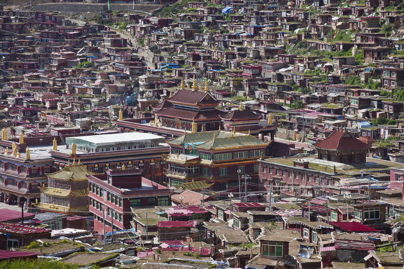 无人,学校,横图,彩色,室外,白天,旅游,度假,美景,名胜古迹,山,山脉,田园,雪,雪山,大雪,标志建筑,地标,建筑,中国,亚洲,节日,遗迹,图片,冰,积雪,景观,山峰,雪景,冬季,冬天,建筑群,塔,山峦,古典,辉煌,古迹,历史,文化,文物,娱乐,建设,古建筑,白云,蓝天,天空,村庄,祈祷,享受,休闲,健康,远景,旅游胜地,安静,放松,寒冷,人文,许愿,摄影,宗教,佛教,信仰,四川省,纪念,祈求,冰冷,文明,中国文化,古文明,东亚,四川,色达五明佛学院,甘孜藏族自治州,中华人民共和国,西南地区,严寒,川,甘孜,甘孜州,冰凉,酷寒,凛冽,凛凛,极冷,民族建筑,释教,古代文明,平安,旅行,学院,色达县,色达喇荣五明佛学院,色达,居住区,传统文化,喇荣寺五明佛学院,色达佛学院,五明佛学院,bj174