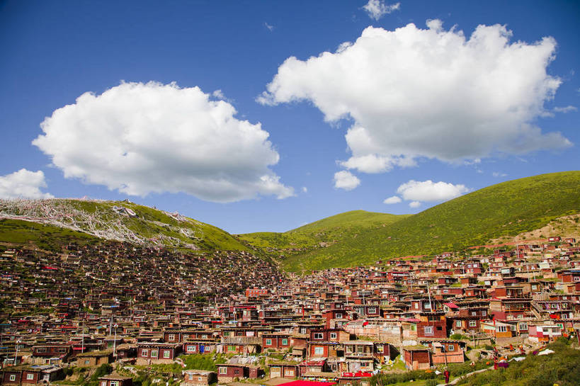 无人,学校,横图,彩色,室外,白天,旅游,度假,美景,名胜古迹,山,山脉,田园,雪,雪山,大雪,标志建筑,地标,建筑,中国,亚洲,节日,遗迹,图片,冰,积雪,景观,山峰,雪景,冬季,冬天,建筑群,塔,山峦,古典,辉煌,古迹,历史,文化,文物,娱乐,建设,古建筑,白云,蓝天,天空,村庄,祈祷,享受,休闲,健康,远景,旅游胜地,安静,放松,寒冷,人文,许愿,摄影,宗教,佛教,信仰,四川省,纪念,祈求,冰冷,文明,中国文化,古文明,东亚,四川,色达五明佛学院,甘孜藏族自治州,中华人民共和国,西南地区,严寒,川,甘孜,甘孜州,冰凉,酷寒,凛冽,凛凛,极冷,民族建筑,释教,古代文明,平安,旅行,学院,色达县,色达喇荣五明佛学院,色达,居住区,传统文化,喇荣寺五明佛学院,色达佛学院,五明佛学院,bj174