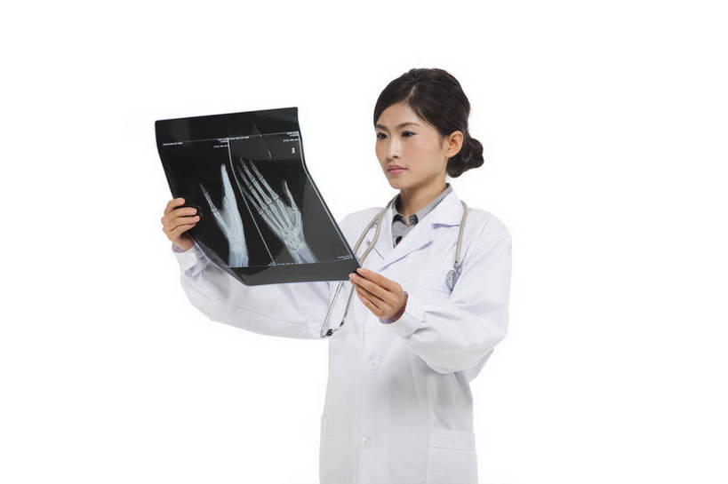 东方人,中年人,两个人,伙伴,医生,站,微笑,横图,彩色,x光片,室内,白天,白色背景,侧面,时尚,讨论,友谊,智慧,成功,合作,团队,职员,北京,中国,工作,辐射,科学,医学,图片,美丽,注视,职业装,现代,听诊器,观察,看,医护人员,医疗人员,职业,成熟,活力,可爱,美女,稳重,自信,摄影,观看,青春,优雅,察看,医疗,诊断,科学技术,x射线,白衣天使,关注,戴眼镜,x光,端庄,精明,聪明,交流,团结,友情,男人,男性,年轻男性,年轻女性,女人,女性,中年男性,亚洲人,中国人,年轻人,白领,大夫,商人,上班族,X光图片,X光图像,半身,影棚拍摄,愉快,魅力,白领阶层,办公室职员,电磁波,电磁辐射,bj174