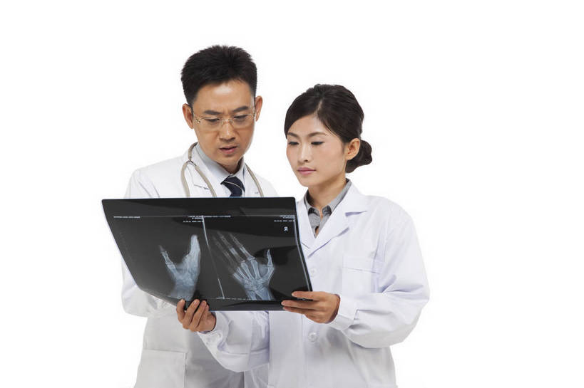 东方人,中年人,两个人,伙伴,医生,站,微笑,横图,彩色,x光片,室内,白天,白色背景,正面,时尚,讨论,友谊,智慧,成功,合作,团队,职员,北京,中国,工作,辐射,科学,医学,图片,美丽,注视,职业装,现代,听诊器,观察,看,医护人员,医疗人员,职业,成熟,活力,可爱,美女,稳重,自信,摄影,观看,青春,优雅,察看,医疗,诊断,科学技术,x射线,白衣天使,关注,戴眼镜,x光,端庄,精明,聪明,交流,团结,友情,男人,男性,年轻男性,年轻女性,女人,女性,中年男性,亚洲人,中国人,年轻人,白领,大夫,商人,上班族,X光图片,X光图像,半身,影棚拍摄,愉快,魅力,白领阶层,办公室职员,电磁波,电磁辐射,bj174