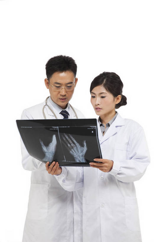 东方人,中年人,两个人,伙伴,医生,站,微笑,竖图,彩色,x光片,室内,白天,白色背景,正面,时尚,讨论,友谊,智慧,成功,合作,团队,职员,北京,中国,工作,辐射,科学,医学,图片,美丽,注视,职业装,现代,听诊器,观察,看,医护人员,医疗人员,职业,成熟,活力,可爱,美女,稳重,自信,摄影,观看,青春,优雅,察看,医疗,诊断,科学技术,x射线,白衣天使,关注,戴眼镜,x光,端庄,精明,聪明,交流,团结,友情,男人,男性,年轻男性,年轻女性,女人,女性,中年男性,亚洲人,中国人,年轻人,白领,大夫,商人,上班族,X光图片,X光图像,半身,影棚拍摄,愉快,魅力,白领阶层,办公室职员,电磁波,电磁辐射,bj174