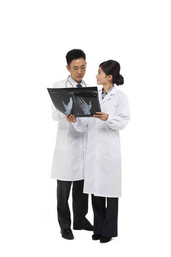 东方人,中年人,两个人,伙伴,医生,站,微笑,竖图,彩色,x光片,室内,白天,白色背景,正面,时尚,讨论,友谊,智慧,成功,合作,团队,职员,北京,中国,工作,辐射,科学,医学,图片,美丽,注视,职业装,现代,听诊器,观察,看,医护人员,医疗人员,职业,成熟,活力,可爱,美女,稳重,自信,摄影,观看,青春,优雅,察看,医疗,诊断,科学技术,x射线,白衣天使,关注,戴眼镜,x光,端庄,精明,聪明,交流,团结,友情,男人,男性,年轻男性,年轻女性,女人,女性,中年男性,亚洲人,中国人,年轻人,白领,大夫,商人,上班族,X光图片,X光图像,全身,影棚拍摄,愉快,魅力,白领阶层,办公室职员,电磁波,电磁辐射,bj174