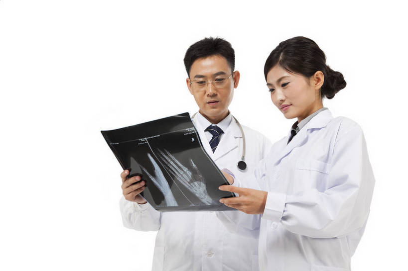 东方人,中年人,两个人,伙伴,医生,站,微笑,横图,彩色,x光片,室内,白天,白色背景,正面,时尚,讨论,友谊,智慧,成功,合作,团队,职员,北京,中国,工作,辐射,科学,医学,图片,美丽,注视,职业装,现代,听诊器,观察,看,医护人员,医疗人员,职业,成熟,活力,可爱,美女,稳重,自信,摄影,观看,青春,优雅,察看,医疗,诊断,科学技术,x射线,白衣天使,关注,戴眼镜,x光,端庄,精明,聪明,交流,团结,友情,男人,男性,年轻男性,年轻女性,女人,女性,中年男性,亚洲人,中国人,年轻人,白领,大夫,商人,上班族,X光图片,X光图像,半身,影棚拍摄,愉快,魅力,白领阶层,办公室职员,电磁波,电磁辐射,bj174