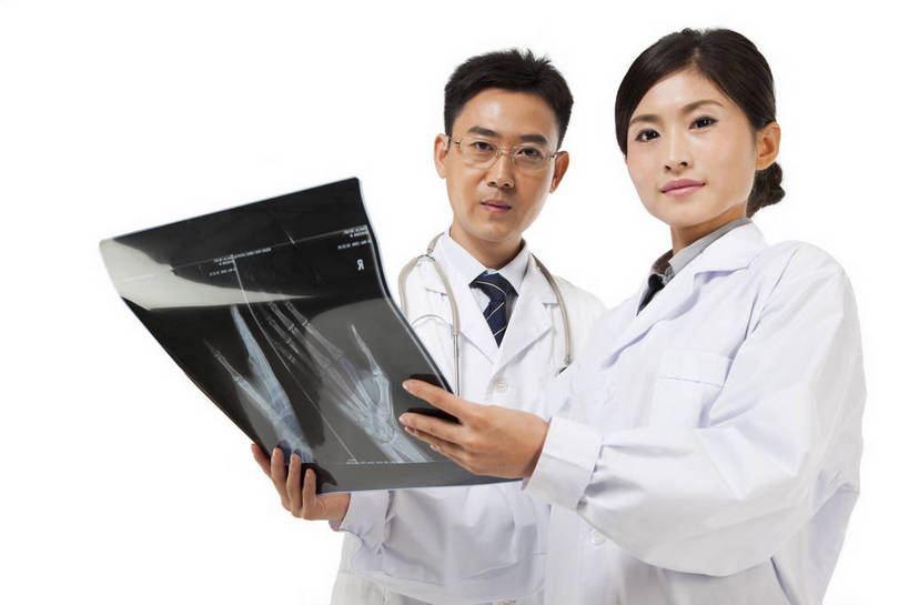 东方人,中年人,两个人,伙伴,医生,站,微笑,横图,彩色,x光片,室内,白天,白色背景,正面,时尚,讨论,友谊,智慧,成功,合作,团队,职员,北京,中国,工作,辐射,科学,医学,图片,美丽,注视,职业装,现代,听诊器,观察,看,医护人员,医疗人员,职业,成熟,活力,可爱,美女,稳重,自信,摄影,观看,青春,优雅,察看,医疗,诊断,科学技术,x射线,白衣天使,关注,戴眼镜,x光,端庄,精明,聪明,交流,团结,友情,男人,男性,年轻男性,年轻女性,女人,女性,中年男性,亚洲人,中国人,年轻人,白领,大夫,商人,上班族,X光图片,X光图像,半身,影棚拍摄,愉快,魅力,白领阶层,办公室职员,电磁波,电磁辐射,bj174