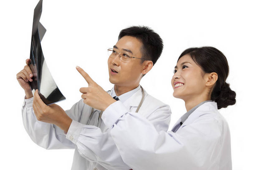 东方人,中年人,两个人,伙伴,医生,站,微笑,横图,彩色,x光片,室内,白天,白色背景,侧面,时尚,讨论,友谊,智慧,成功,合作,团队,职员,北京,中国,工作,辐射,科学,医学,图片,美丽,注视,职业装,现代,听诊器,观察,看,医护人员,医疗人员,职业,成熟,活力,可爱,美女,稳重,自信,摄影,观看,青春,优雅,察看,医疗,诊断,科学技术,x射线,白衣天使,关注,戴眼镜,x光,端庄,精明,聪明,交流,团结,友情,男人,男性,年轻男性,年轻女性,女人,女性,中年男性,亚洲人,中国人,年轻人,白领,大夫,商人,上班族,X光图片,X光图像,半身,影棚拍摄,愉快,魅力,白领阶层,办公室职员,电磁波,电磁辐射,bj174