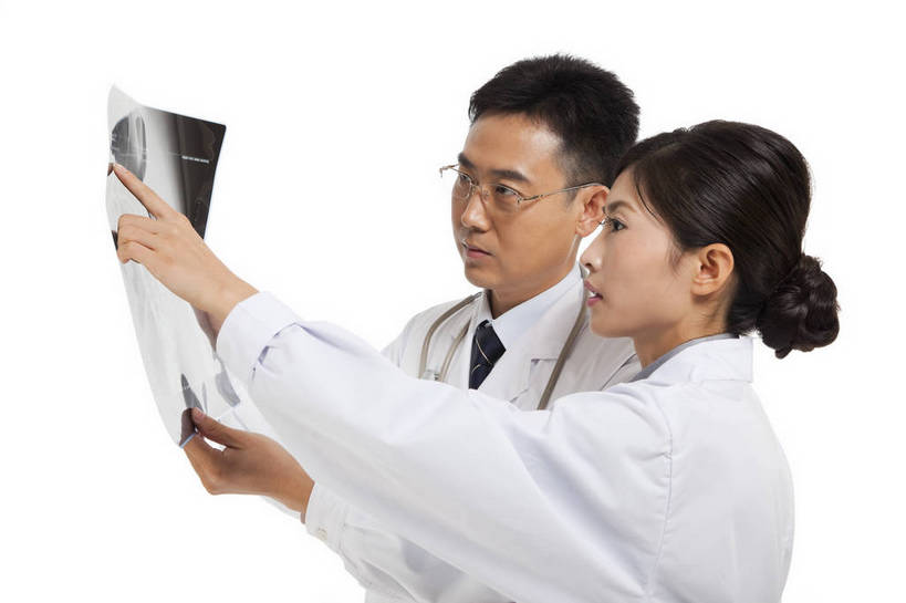 东方人,中年人,两个人,伙伴,医生,站,微笑,横图,彩色,x光片,室内,白天,白色背景,侧面,时尚,讨论,友谊,智慧,成功,合作,团队,职员,北京,中国,工作,辐射,科学,医学,图片,美丽,注视,职业装,现代,听诊器,观察,看,医护人员,医疗人员,职业,成熟,活力,可爱,美女,稳重,自信,摄影,观看,青春,优雅,察看,医疗,诊断,科学技术,x射线,白衣天使,关注,戴眼镜,x光,端庄,精明,聪明,交流,团结,友情,男人,男性,年轻男性,年轻女性,女人,女性,中年男性,亚洲人,中国人,年轻人,白领,大夫,商人,上班族,X光图片,X光图像,半身,影棚拍摄,愉快,魅力,白领阶层,办公室职员,电磁波,电磁辐射,bj174