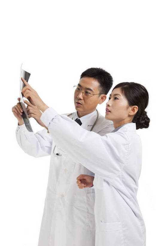 东方人,中年人,两个人,伙伴,医生,站,微笑,竖图,彩色,x光片,室内,白天,白色背景,侧面,时尚,讨论,友谊,智慧,成功,合作,团队,职员,北京,中国,工作,辐射,科学,医学,图片,美丽,注视,职业装,现代,听诊器,观察,看,医护人员,医疗人员,职业,成熟,活力,可爱,美女,稳重,自信,摄影,观看,青春,优雅,察看,医疗,诊断,科学技术,x射线,白衣天使,关注,戴眼镜,x光,端庄,精明,聪明,交流,团结,友情,男人,男性,年轻男性,年轻女性,女人,女性,中年男性,亚洲人,中国人,年轻人,白领,大夫,商人,上班族,X光图片,X光图像,半身,影棚拍摄,愉快,魅力,白领阶层,办公室职员,电磁波,电磁辐射,bj174
