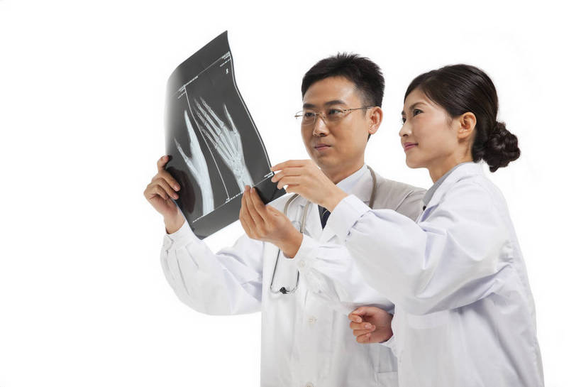 东方人,中年人,两个人,伙伴,医生,站,微笑,横图,彩色,x光片,室内,白天,白色背景,侧面,时尚,讨论,友谊,智慧,成功,合作,团队,职员,北京,中国,工作,辐射,科学,医学,图片,美丽,注视,职业装,现代,听诊器,观察,看,医护人员,医疗人员,职业,成熟,活力,可爱,美女,稳重,自信,摄影,观看,青春,优雅,察看,医疗,诊断,科学技术,x射线,白衣天使,关注,戴眼镜,x光,端庄,精明,聪明,交流,团结,友情,男人,男性,年轻男性,年轻女性,女人,女性,中年男性,亚洲人,中国人,年轻人,白领,大夫,商人,上班族,X光图片,X光图像,半身,影棚拍摄,愉快,魅力,白领阶层,办公室职员,电磁波,电磁辐射,bj174