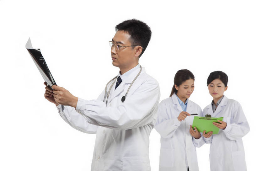 东方人,中年人,伙伴,医生,站,微笑,横图,彩色,x光片,室内,白天,白色背景,侧面,时尚,友谊,智慧,成功,合作,团队,职员,北京,中国,工作,辐射,科学,医学,图片,文件,许多人,美丽,注视,职业装,现代,听诊器,观察,看,一群人,医护人员,医疗人员,职业,成熟,活力,可爱,美女,稳重,自信,摄影,观看,青春,优雅,察看,医疗,诊断,科学技术,x射线,白衣天使,关注,戴眼镜,x光,端庄,精明,聪明,团结,友情,男人,男性,年轻男性,年轻女性,女人,女性,中年男性,亚洲人,中国人,年轻人,白领,大夫,商人,上班族,X光图片,X光图像,半身,影棚拍摄,愉快,魅力,病历,白领阶层,办公室职员,电磁波,电磁辐射,bj174
