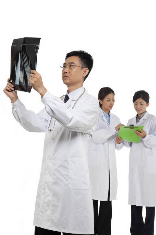 东方人,中年人,伙伴,医生,站,微笑,竖图,彩色,x光片,室内,白天,白色背景,侧面,时尚,友谊,智慧,成功,合作,团队,职员,北京,中国,工作,辐射,科学,医学,图片,文件,许多人,美丽,注视,职业装,现代,听诊器,观察,看,一群人,医护人员,医疗人员,职业,成熟,活力,可爱,美女,稳重,自信,摄影,观看,青春,优雅,察看,医疗,诊断,科学技术,x射线,白衣天使,关注,戴眼镜,x光,端庄,精明,聪明,团结,友情,男人,男性,年轻男性,年轻女性,女人,女性,中年男性,亚洲人,中国人,年轻人,白领,大夫,商人,上班族,X光图片,X光图像,半身,影棚拍摄,愉快,魅力,病历,白领阶层,办公室职员,电磁波,电磁辐射,bj174