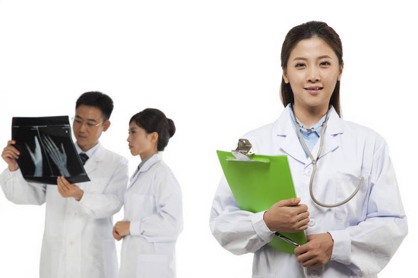 东方人,中年人,伙伴,医生,站,微笑,横图,彩色,x光片,室内,白天,白色背景,正面,时尚,友谊,智慧,成功,合作,团队,职员,北京,中国,工作,辐射,科学,医学,图片,文件,许多人,美丽,注视,职业装,现代,听诊器,观察,看,一群人,医护人员,医疗人员,职业,成熟,活力,可爱,美女,稳重,自信,摄影,观看,青春,优雅,察看,医疗,诊断,科学技术,x射线,白衣天使,关注,戴眼镜,x光,端庄,精明,聪明,团结,友情,男人,男性,年轻男性,年轻女性,女人,女性,中年男性,亚洲人,中国人,年轻人,白领,大夫,商人,上班族,X光图片,X光图像,半身,影棚拍摄,愉快,魅力,病历,白领阶层,办公室职员,电磁波,电磁辐射,bj174
