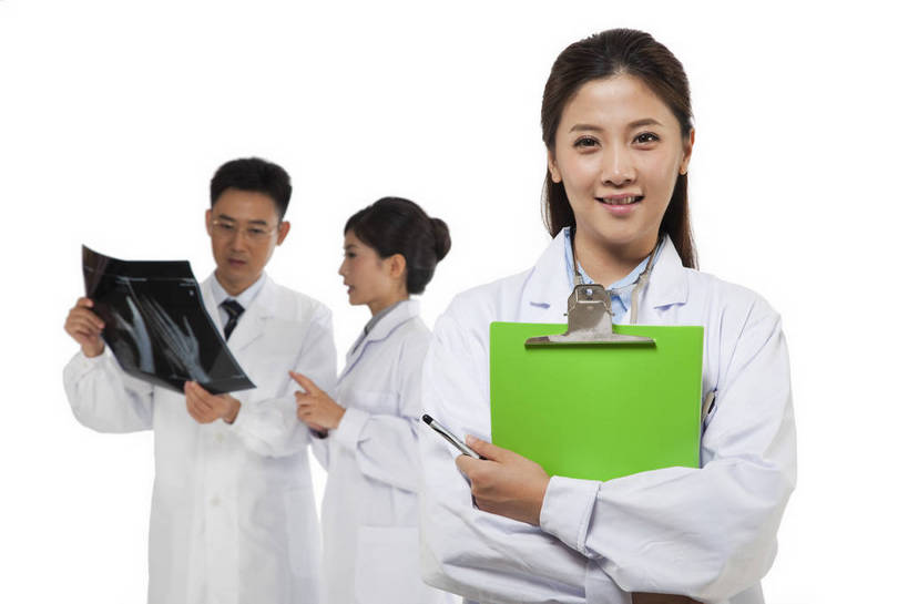 东方人,中年人,伙伴,医生,站,微笑,横图,彩色,x光片,室内,白天,白色背景,正面,时尚,友谊,智慧,成功,合作,团队,职员,北京,中国,工作,辐射,科学,医学,图片,文件,许多人,美丽,注视,职业装,现代,听诊器,观察,看,一群人,医护人员,医疗人员,职业,成熟,活力,可爱,美女,稳重,自信,摄影,观看,青春,优雅,察看,医疗,诊断,科学技术,x射线,白衣天使,关注,戴眼镜,x光,端庄,精明,聪明,团结,友情,男人,男性,年轻男性,年轻女性,女人,女性,中年男性,亚洲人,中国人,年轻人,白领,大夫,商人,上班族,X光图片,X光图像,半身,影棚拍摄,愉快,魅力,病历,白领阶层,办公室职员,电磁波,电磁辐射,bj174