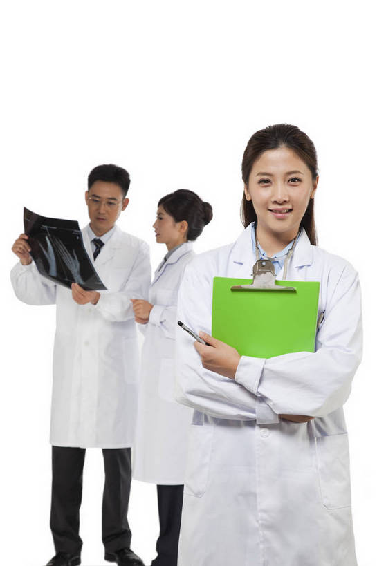 东方人,中年人,伙伴,医生,站,微笑,竖图,彩色,x光片,室内,白天,白色背景,正面,时尚,友谊,智慧,成功,合作,团队,职员,北京,中国,工作,辐射,科学,医学,图片,文件,许多人,美丽,注视,职业装,现代,听诊器,观察,看,一群人,医护人员,医疗人员,职业,成熟,活力,可爱,美女,稳重,自信,摄影,观看,青春,优雅,察看,医疗,诊断,科学技术,x射线,白衣天使,关注,戴眼镜,x光,端庄,精明,聪明,团结,友情,男人,男性,年轻男性,年轻女性,女人,女性,中年男性,亚洲人,中国人,年轻人,白领,大夫,商人,上班族,X光图片,X光图像,半身,影棚拍摄,愉快,魅力,病历,白领阶层,办公室职员,电磁波,电磁辐射,bj174