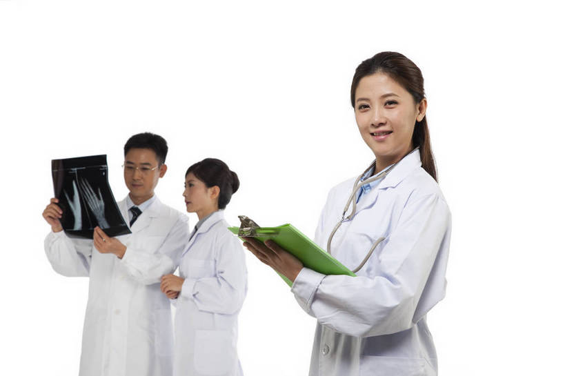 东方人,中年人,伙伴,医生,站,微笑,横图,彩色,x光片,室内,白天,白色背景,侧面,时尚,友谊,智慧,成功,合作,团队,职员,北京,中国,工作,辐射,科学,医学,图片,文件,许多人,美丽,注视,职业装,现代,听诊器,观察,看,一群人,医护人员,医疗人员,职业,成熟,活力,可爱,美女,稳重,自信,摄影,观看,青春,优雅,察看,医疗,诊断,科学技术,x射线,白衣天使,关注,戴眼镜,x光,端庄,精明,聪明,团结,友情,男人,男性,年轻男性,年轻女性,女人,女性,中年男性,亚洲人,中国人,年轻人,白领,大夫,商人,上班族,X光图片,X光图像,半身,影棚拍摄,愉快,魅力,病历,白领阶层,办公室职员,电磁波,电磁辐射,bj174