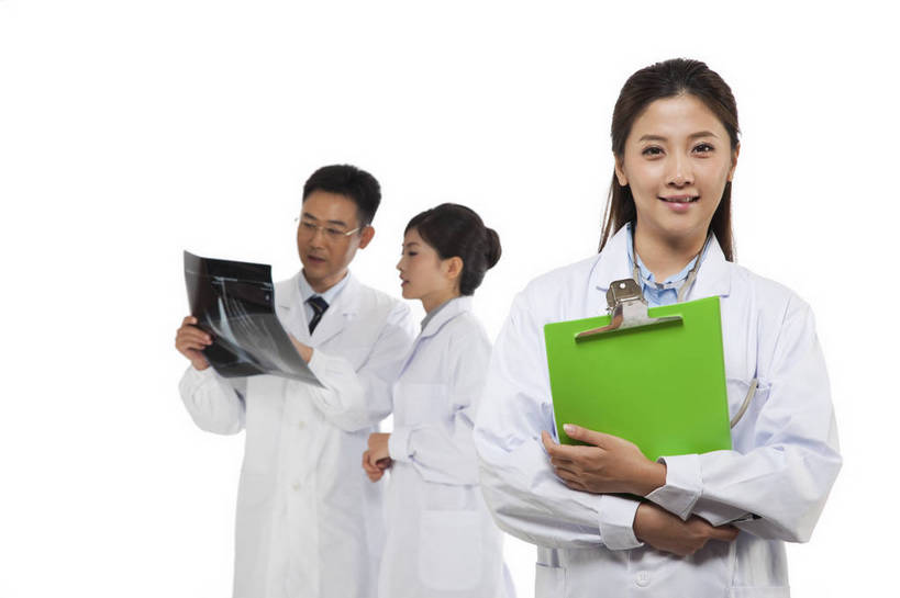 东方人,中年人,伙伴,医生,站,微笑,横图,彩色,x光片,室内,白天,白色背景,正面,时尚,友谊,智慧,成功,合作,团队,职员,北京,中国,工作,辐射,科学,医学,图片,文件,许多人,美丽,注视,职业装,现代,听诊器,观察,看,一群人,医护人员,医疗人员,职业,成熟,活力,可爱,美女,稳重,自信,摄影,观看,青春,优雅,察看,医疗,诊断,科学技术,x射线,白衣天使,关注,戴眼镜,x光,端庄,精明,聪明,团结,友情,男人,男性,年轻男性,年轻女性,女人,女性,中年男性,亚洲人,中国人,年轻人,白领,大夫,商人,上班族,X光图片,X光图像,半身,影棚拍摄,愉快,魅力,病历,白领阶层,办公室职员,电磁波,电磁辐射,bj174