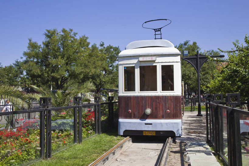 横图,彩色,室外,白天,旅游,城市,电车,北京,中国,亚洲,图片,景观,首都,古典,历史,商业街,旅游胜地,摄影,怀旧,有轨电车,文明,中国文化,前门,东亚,中华人民共和国,东城区,北京市,京,北平,华北地区,旅行,前门大街,传统文化,东城,前门大街商业步行街,bj174