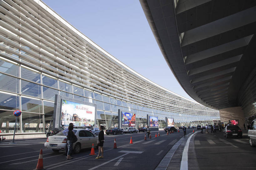 火车站,横图,彩色,室外,白天,旅游,美景,城市风光,道路,建筑,街道,路,公路,车站,北京,中国,图片,景观,交通,现代,景色,摄影,经济,候车厅,公共设施,公共场所,发展,繁荣,马路,旅行,北京南站,bj174