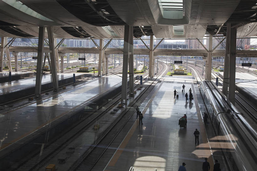 火车站,横图,彩色,室内,白天,旅游,城市风光,建筑,铁路,车站,北京,中国,图片,铁轨,现代,列车,旅客,摄影,经济,公共设施,公共场所,发展,繁荣,旅行,北京南站,bj174