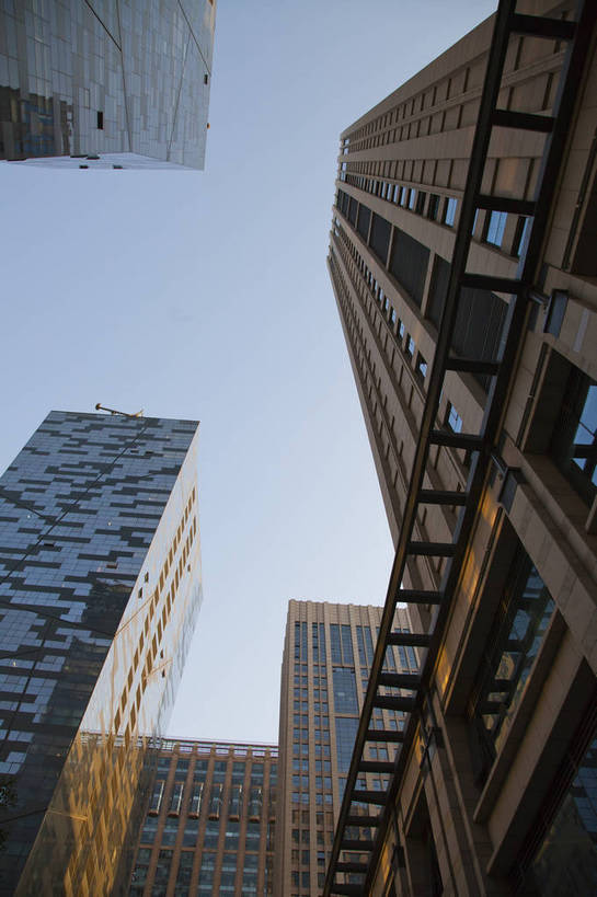 竖图,彩色,室外,白天,仰视,旅游,办公楼,城市风光,建筑,北京,中国,图片,现代,现代建筑,摩天大厦,摄影,经济,公共设施,外景,玻璃幕墙,公共场所,发展,繁荣,旅行,bj174