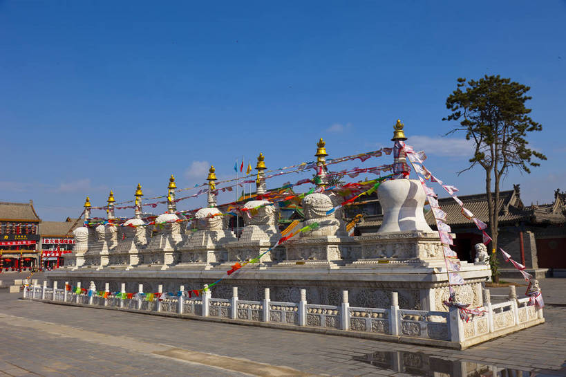 无人,寺庙,横图,彩色,室外,白天,旅游,度假,名胜古迹,标志建筑,地标,建筑,中国,亚洲,遗迹,图片,塔,古迹,文物,娱乐,建设,古建筑,宝塔,历史建筑,经幡,佛塔,蓝色,蓝天,天空,天,享受,休闲,旅游胜地,放松,蒙,摄影,宗教,中国文化,古文明,东亚,内蒙古,呼和浩特,首府,中华人民共和国,华北地区,内蒙古自治区,呼和浩特市,玉泉区,旅行,大召寺,传统文化,bj174