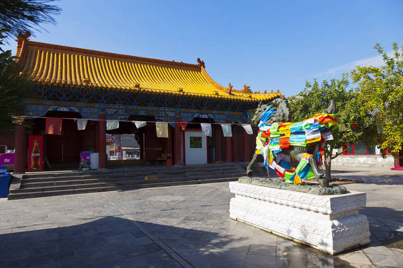 无人,寺庙,横图,彩色,室外,白天,旅游,度假,名胜古迹,标志建筑,地标,建筑,马,中国,亚洲,遗迹,雕像,图片,古迹,文物,娱乐,建设,古建筑,历史建筑,经幡,蓝色,蓝天,天空,石狮,天,享受,休闲,旅游胜地,放松,蒙,摄影,宗教,中国文化,古文明,东亚,内蒙古,呼和浩特,首府,中华人民共和国,华北地区,内蒙古自治区,呼和浩特市,玉泉区,旅行,大召寺,传统文化,bj174