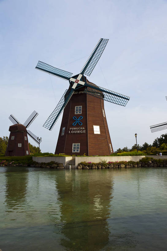 无人,公园,竖图,彩色,室外,白天,旅游,建筑,酒店,喷泉,风车,济州岛,首尔,汉城,韩国,亚洲,图片,水池,首都,旅游胜地,摄影,外景,东亚,大韩民国,首尔市,首尔特别市,特别市,乐天冒险世界,主题公园,韩国文化,旅行,传统文化,南朝鲜,南韩,世界乐天酒店,bj174