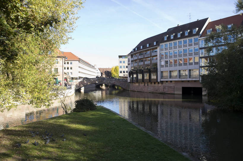 无人,横图,彩色,室外,白天,旅游,度假,草坪,美景,名胜古迹,标志建筑,道路,地标,建筑,街道,路,公路,德国,欧洲,遗迹,图片,景观,城镇,建筑群,桥,交通,古迹,文物,娱乐,建设,古建筑,树,享受,休闲,旅游胜地,景色,放松,摄影,风光,西欧,古文明,德意志联邦共和国,中央广场,巴伐利亚,巴伐利亚州,拜恩州,拜恩自由州,民族建筑,纽伦堡,河,马路,旅行,佩格尼茨,居住区,bj174