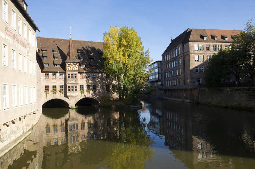 无人,横图,彩色,室外,白天,旅游,度假,美景,名胜古迹,标志建筑,道路,地标,建筑,街道,路,公路,德国,欧洲,遗迹,图片,景观,城镇,建筑群,桥,交通,古迹,文物,娱乐,建设,古建筑,树,享受,休闲,旅游胜地,景色,放松,摄影,风光,西欧,古文明,德意志联邦共和国,中央广场,巴伐利亚,巴伐利亚州,拜恩州,拜恩自由州,民族建筑,纽伦堡,河,马路,旅行,佩格尼茨,居住区,bj174