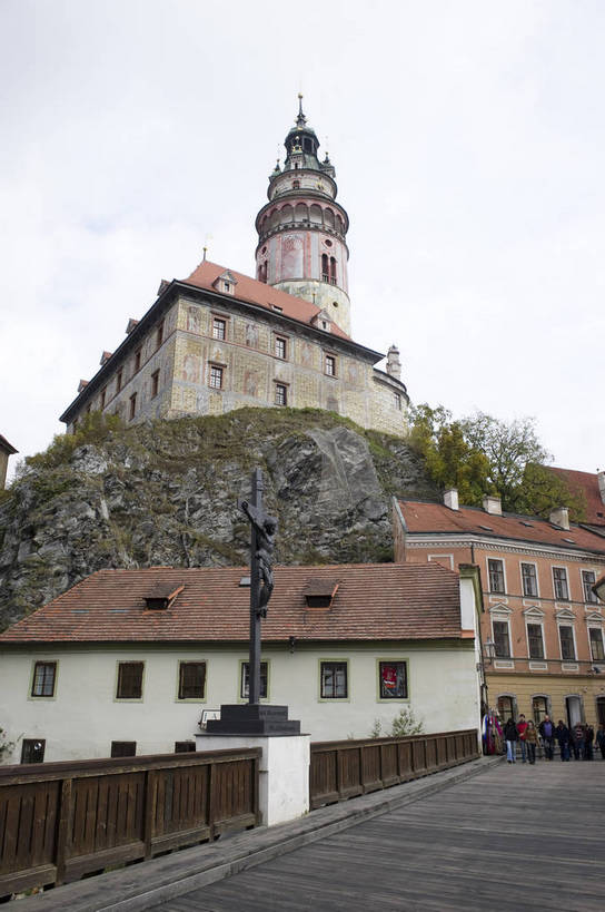 广场,教堂,竖图,彩色,室外,白天,旅游,度假,美景,名胜古迹,标志建筑,道路,地标,建筑,街道,路,公路,欧洲,捷克,游客,遗迹,图片,景观,城镇,交通,古迹,文物,娱乐,场地,建设,古建筑,树,享受,休闲,旅游胜地,景色,放松,摄影,宗教,整洁,风光,场所,古文明,中欧,捷克共和国,民族建筑,波西米亚,克鲁姆洛夫,圣维特大教堂,马路,旅行,居住区,bj174
