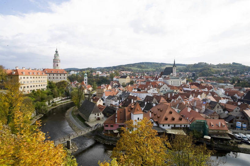 无人,横图,俯视,彩色,室外,白天,旅游,度假,名胜古迹,别墅,标志建筑,地标,建筑,欧洲,捷克,遗迹,图片,城镇,建筑群,桥,古迹,文物,娱乐,建设,古建筑,树,享受,休闲,远景,旅游胜地,放松,摄影,风光,河畔,古文明,中欧,捷克共和国,民族建筑,波西米亚,克鲁姆洛夫,伏尔塔瓦河,河,旅行,居住区,bj174