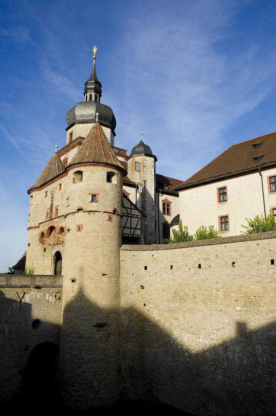 无人,竖图,彩色,室外,特写,白天,旅游,度假,名胜古迹,标志建筑,地标,建筑,德国,欧洲,遗迹,图片,古城,建筑群,古典,古迹,文物,娱乐,建设,古建筑,树,享受,休闲,旅游胜地,放松,摄影,风光,西欧,古文明,德意志联邦共和国,巴伐利亚,巴伐利亚州,拜恩州,拜恩自由州,维尔茨堡,维尔茨堡县,旅行,马林贝格城堡,马林贝格要塞,bj174