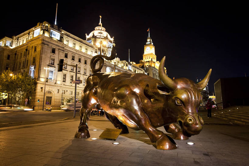 广场,横图,彩色,室外,旅游,度假,名胜古迹,标志建筑,城市,地标,建筑,夜景,牛,雕塑,上海,中国,游客,遗迹,雕像,图片,建筑群,古典,古迹,文物,娱乐,建设,现代,古建筑,铜牛,地标建筑,外滩,享受,休闲,灿烂,旅游胜地,放松,摄影,都市风光,文明,中国文化,浦西,古文明,灯火辉煌,繁荣,旅行,传统文化,bj174