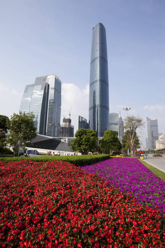 公园,广场,竖图,彩色,室外,白天,旅游,度假,美景,名胜古迹,标志建筑,城市,道路,地标,建筑,街道,路,公路,广州,中国,亚洲,游人,遗迹,花坛,图片,景观,建筑群,交通,古迹,文物,娱乐,建设,古建筑,现代建筑,地标建筑,享受,休闲,旅游胜地,摩天大厦,景色,放松,摄影,都市风光,文明,中国文化,公共场所,古文明,东亚,广东,广东省,中华人民共和国,华南地区,省会,广州市,粤,繁荣,马路,旅行,高楼,传统文化,广州新中轴线,花城广场,bj174