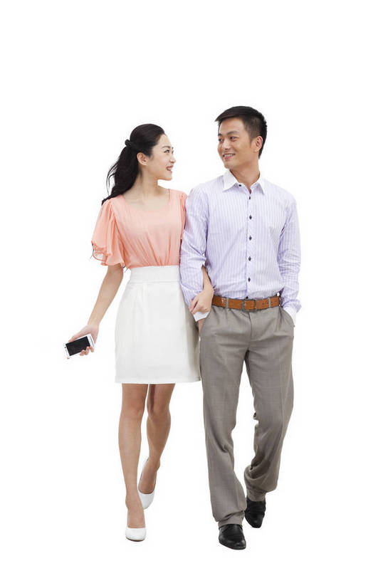 东方人,两个人,走,微笑,竖图,彩色,室内,白天,抠图,白色背景,正面,时尚,手机,上海,中国,图片,美丽,享受,休闲,活力,可爱,亲密,自信,摄影,生活方式,青春,挽手,男人,男性,年轻男性,年轻女性,女人,女性,亚洲人,中国人,年轻人,情侣,全身,影棚拍摄,愉快,bj174