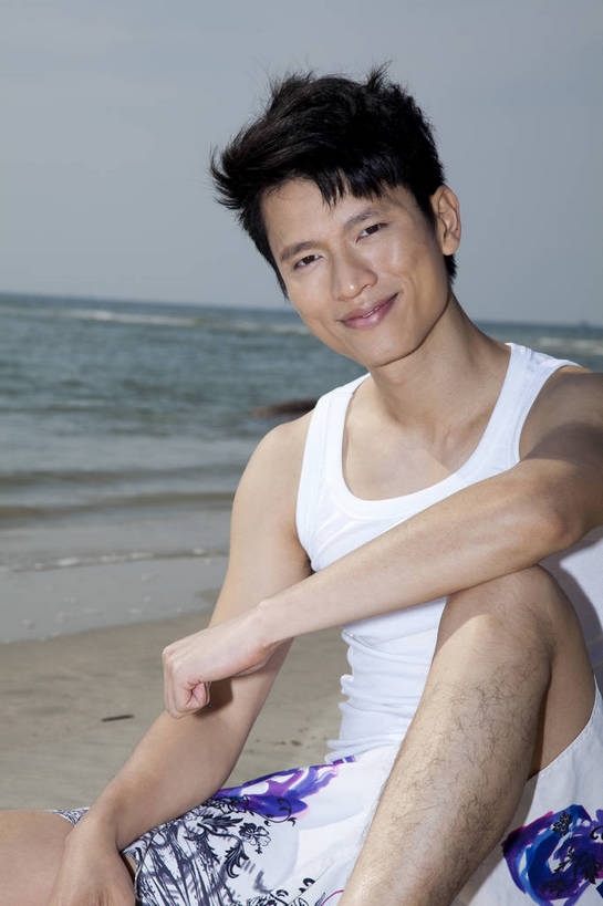 东方人,坐,竖图,彩色,室外,白天,侧面,度假,时尚,成功,沙滩,广州,中国,仅一个人,眺望,图片,休闲装,自然,休闲,健康,活力,自信,摄影,生活方式,青春,男人,男性,年轻男性,亚洲人,中国人,年轻人,海,海滩,半身,愉快,bj174