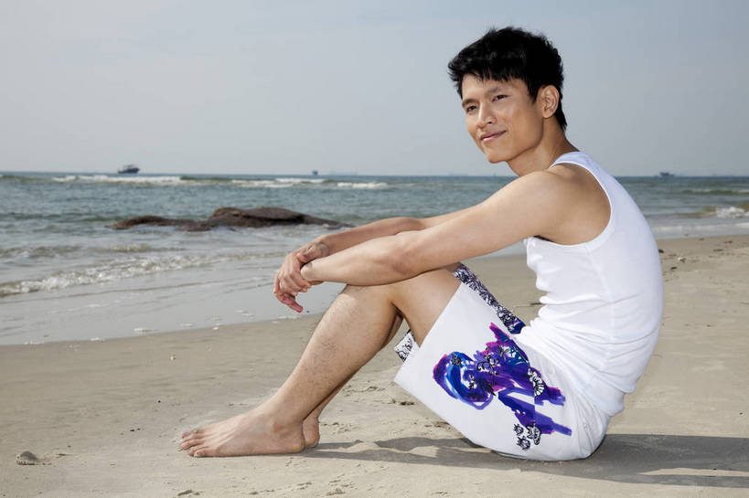 东方人,坐,横图,彩色,室外,白天,侧面,度假,时尚,成功,沙滩,广州,中国,仅一个人,眺望,图片,休闲装,自然,休闲,健康,活力,自信,摄影,生活方式,青春,男人,男性,年轻男性,亚洲人,中国人,年轻人,海,海滩,全身,愉快,bj174