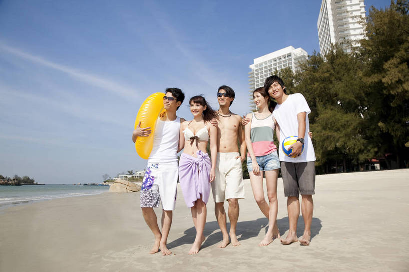 东方人,伙伴,站,笑,横图,彩色,室外,白天,正面,度假,时尚,兴奋,友谊,合作,团队,排球,沙滩,树林,酒店,广州,中国,图片,许多人,美丽,休闲装,自然,游泳圈,一群人,休闲,活力,可爱,自信,摄影,生活方式,青春,优雅,勾肩搭背,同伴,团结,友情,男人,男性,年轻男性,年轻女性,女人,女性,中国人,年轻人,海滩,全身,愉快,bj174
