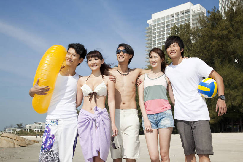 东方人,伙伴,站,笑,横图,彩色,室外,白天,正面,度假,时尚,兴奋,友谊,合作,团队,排球,沙滩,树林,酒店,广州,中国,图片,许多人,美丽,休闲装,自然,游泳圈,一群人,休闲,活力,可爱,自信,摄影,生活方式,青春,优雅,勾肩搭背,同伴,团结,友情,男人,男性,年轻男性,年轻女性,女人,女性,中国人,年轻人,海滩,半身,愉快,bj174