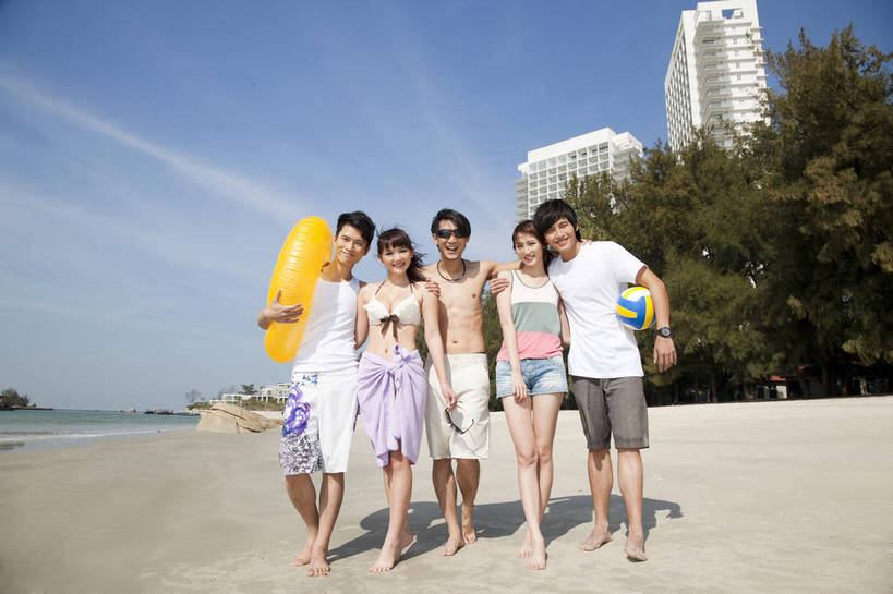 东方人,伙伴,站,笑,横图,彩色,室外,白天,正面,度假,时尚,兴奋,友谊,合作,团队,排球,沙滩,树林,酒店,广州,中国,图片,许多人,美丽,休闲装,自然,游泳圈,一群人,休闲,活力,可爱,自信,摄影,生活方式,青春,优雅,勾肩搭背,同伴,团结,友情,男人,男性,年轻男性,年轻女性,女人,女性,中国人,年轻人,海滩,全身,愉快,bj174