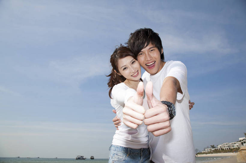 东方人,两个人,家庭,夫妻,站,笑,横图,彩色,室外,白天,正面,度假,时尚,智慧,沙滩,广州,中国,突出,图片,美丽,休闲装,称赞,表扬,自然,手势,休闲,活力,可爱,亲密,竖,自信,摄影,生活方式,青春,优雅,翘,高,夸奖,优秀,亲近,亲情,好,妙,顺利,出色,超群,杰出,卓越,奇妙,聪明,男人,男性,年轻男性,年轻女性,女人,女性,中国人,年轻人,心型,大拇指,海滩,半身,爱,愉快,打手势,bj174