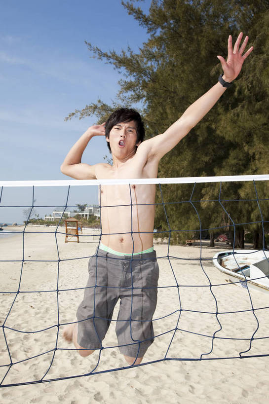 东方人,竖图,彩色,室外,白天,正面,度假,时尚,兴奋,成功,沙滩,树林,酒店,广州,中国,仅一个人,图片,网,沙滩排球,休闲装,自然,休闲,健康,活力,自信,摄影,生活方式,青春,扣球,男人,男性,年轻男性,亚洲人,中国人,年轻人,海滩,跳跃,半身,愉快,bj174